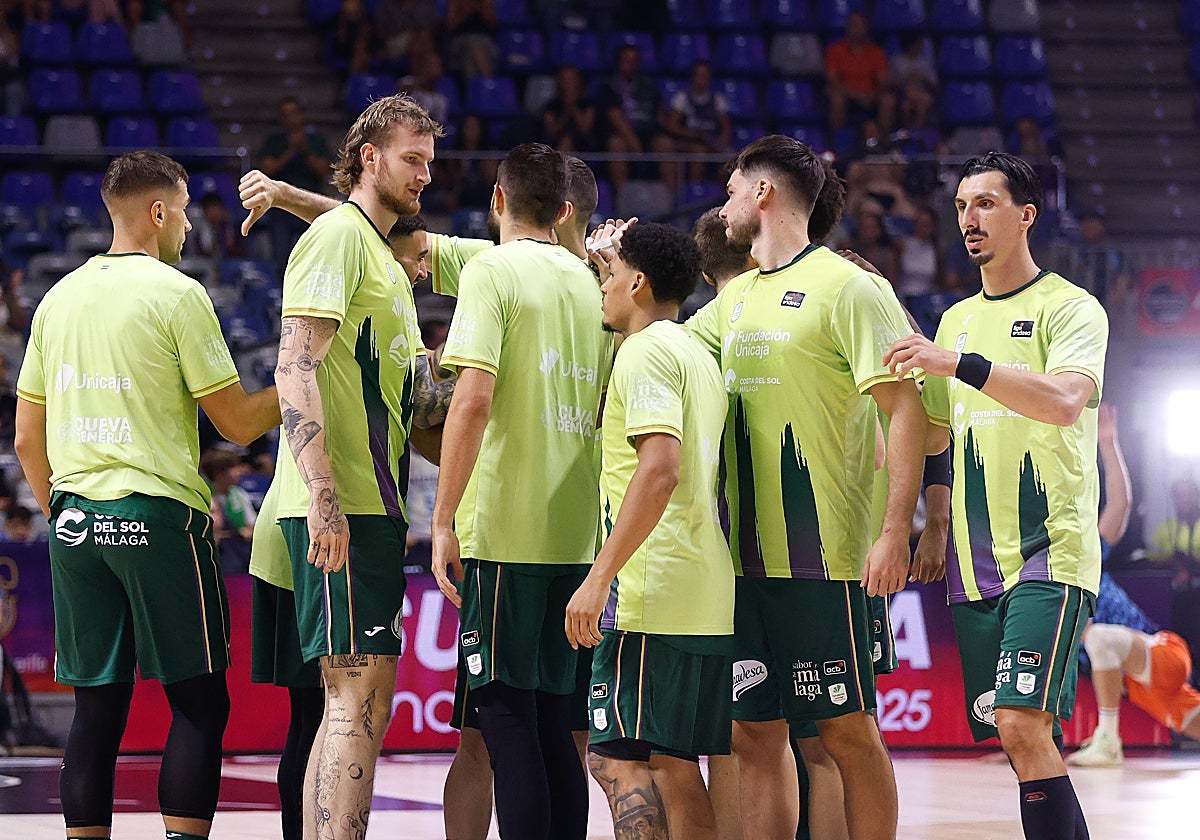 Los jugadores del Unicaja, antes del partido contra el Valencia.