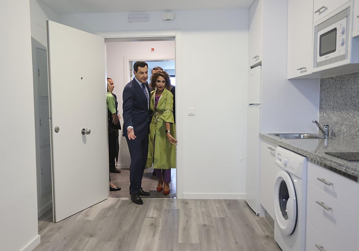 Moreno y Montero visitan una de las viviendas.