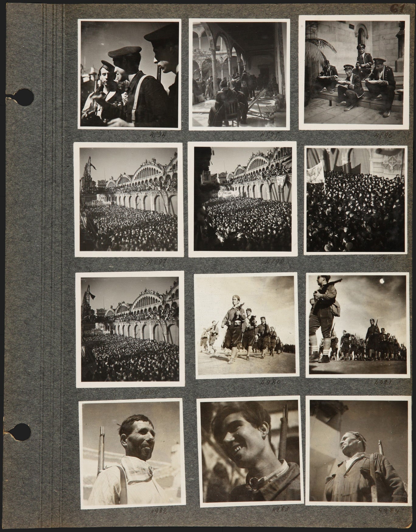 Imagen - Las imágenes de masas corresponda al recibimiento del barco 'Zyrianin' en el puerto de Barcelona el 14 de octubre de 1936. Abajo, el campesino armado en el álbum de fotos recuperadas.