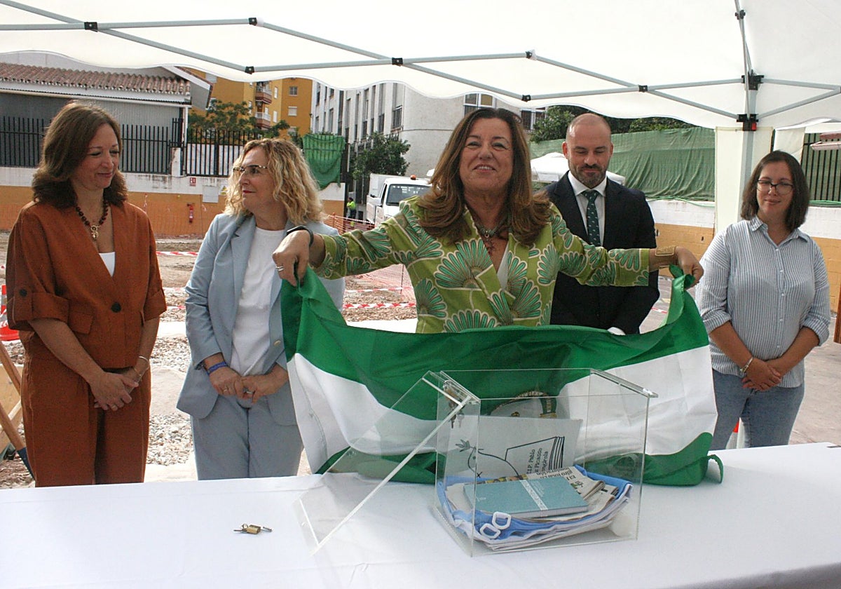 La consejera de Desarrollo Educativo en el acto de la puesta de la primera piedra, en presencia de la delegada de la Junta en Málaga, Patricia Navarro, la alcaldesa de Fuengirola, Ana Mula, y el director general de la Agencia Pública Andaluza de Educación, Manuel Cortés.