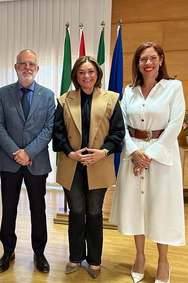La alcaldesa de Torremolinos, Margarita del Cid; junto al presidente de Aspromanis, Alfonso Rubio; y la concejala de Bienestar Social, Gloria Manoja.