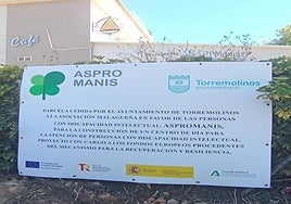 Un cartel ubicado en la parcela municipal informa sobre el nuevo centro de Aspromanis en Torremolinos.