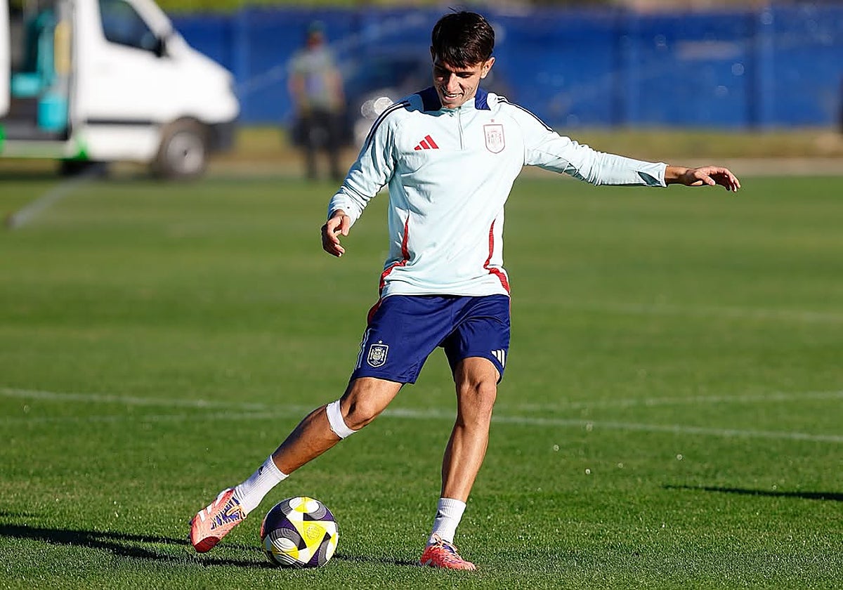 Izan Merino, durante un entrenamiento con la selección española sub-20.