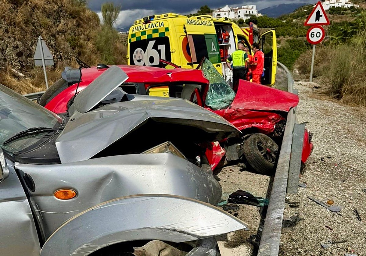 Imagen del estado en el que han quedado los dos vehículos siniestrados este lunes en Vélez-Málaga.