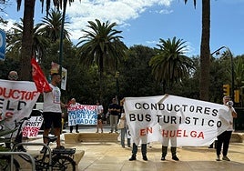 Los conductores del bus turístico, de manifestación, en el Parque.