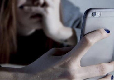 Sanción de 70.000 euros por incorporar a una empleada a un grupo de whatsapp del trabajo usando su móvil personal