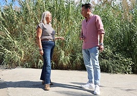 La edil de Agricultura y el alcalde, en el cauce en el que se va a actuar en Torrox.