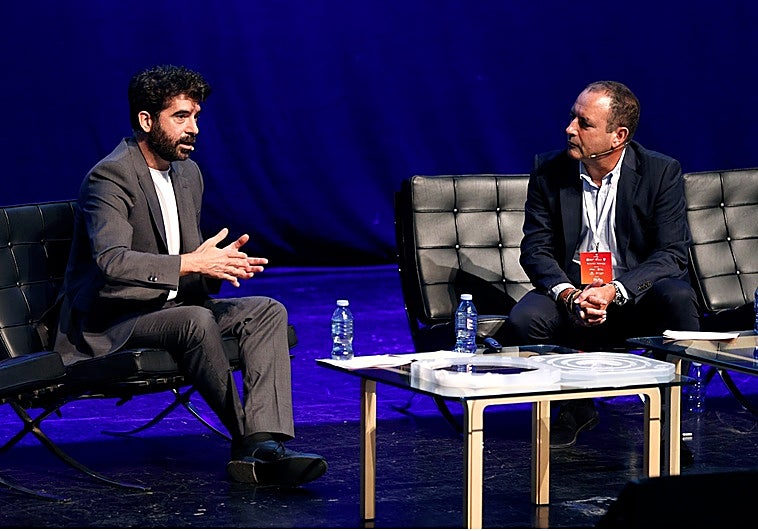 Helio Fernández, junto a Manolo Castillo.