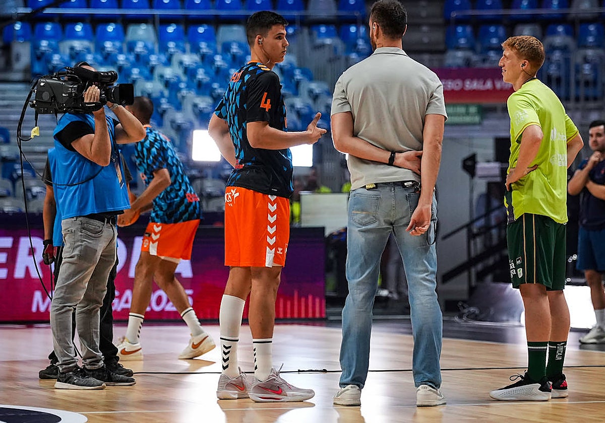 Alberto Díaz charla con Pradilla y Claver (de espaldas) delante de las cámaras de DAZN.