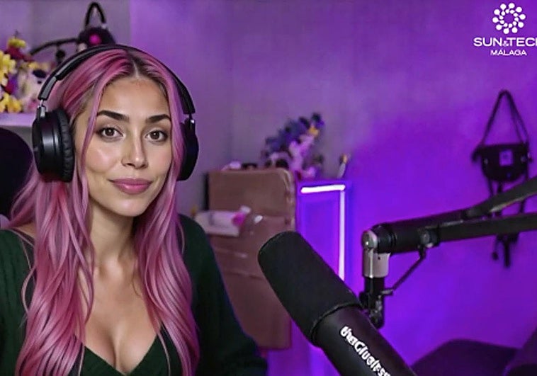 Aitana, avatar creado por Inteligencia Artificial, durante su intervención en Sun&Tech 2025.