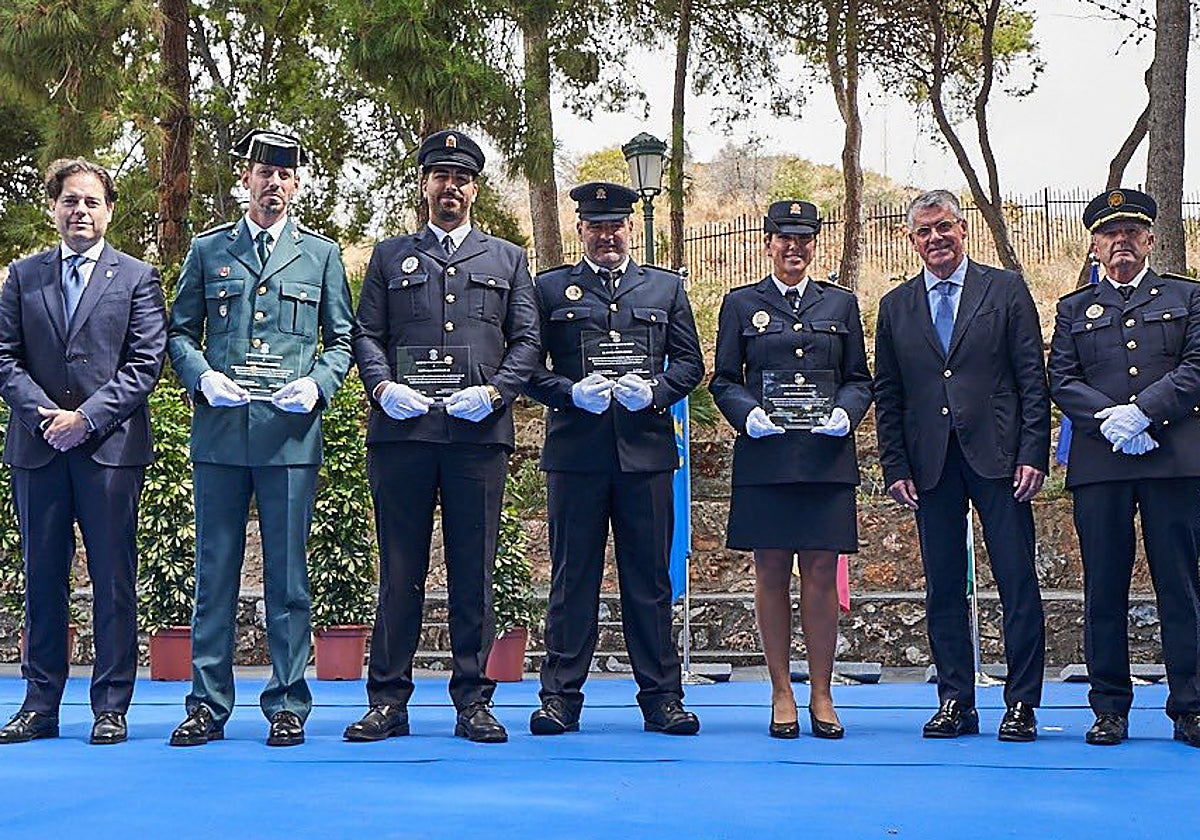 Foto de familia de las autoridades y los premiados en los jardines de la Cueva de Nerja.