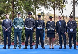 Foto de familia de las autoridades y los premiados en los jardines de la Cueva de Nerja.