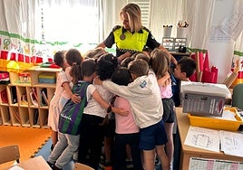 Una agente de la Policía Local de Torrox, con un grupo de escolares.