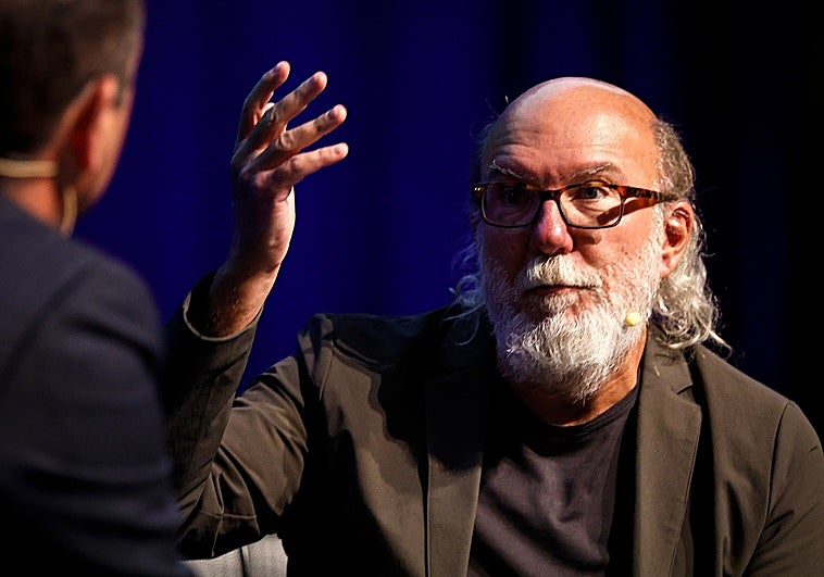 Toni Segarra dialoga con el director de SUR, Manuel Castillo,