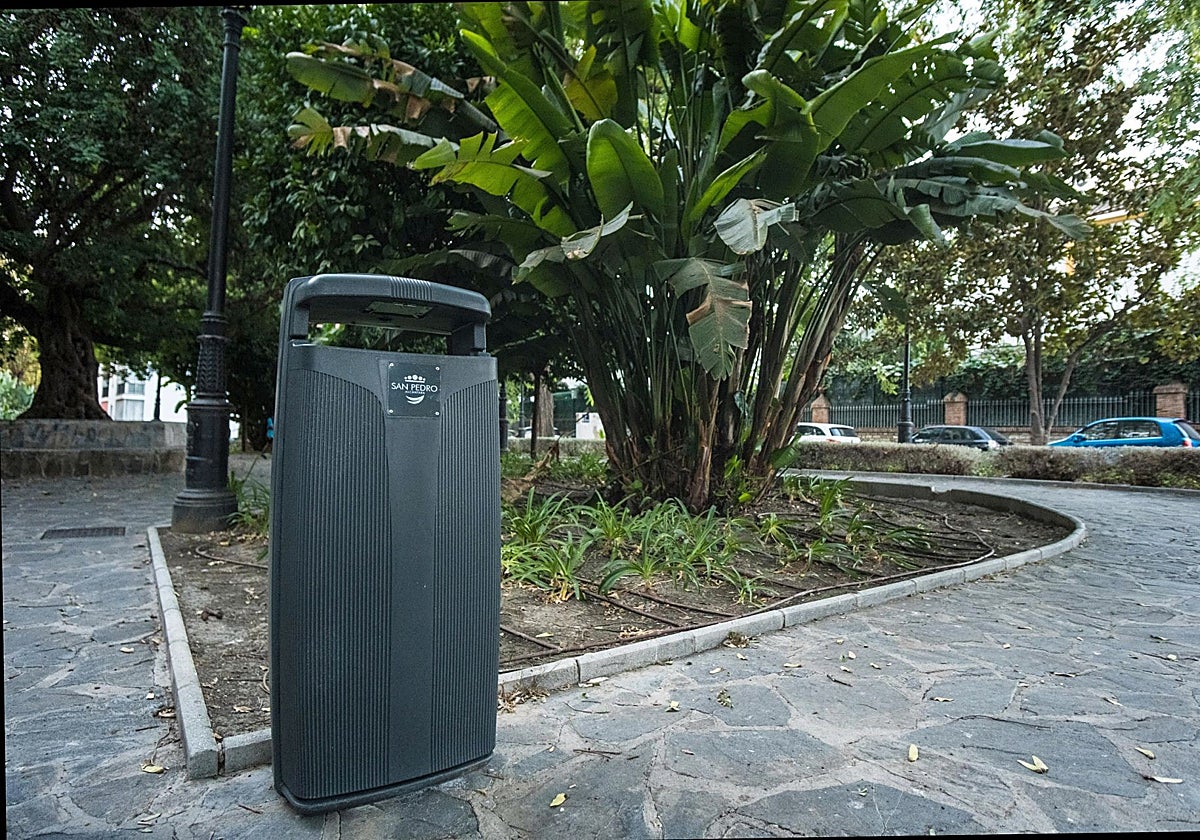 Imagen de una de las nuevas papeleras.