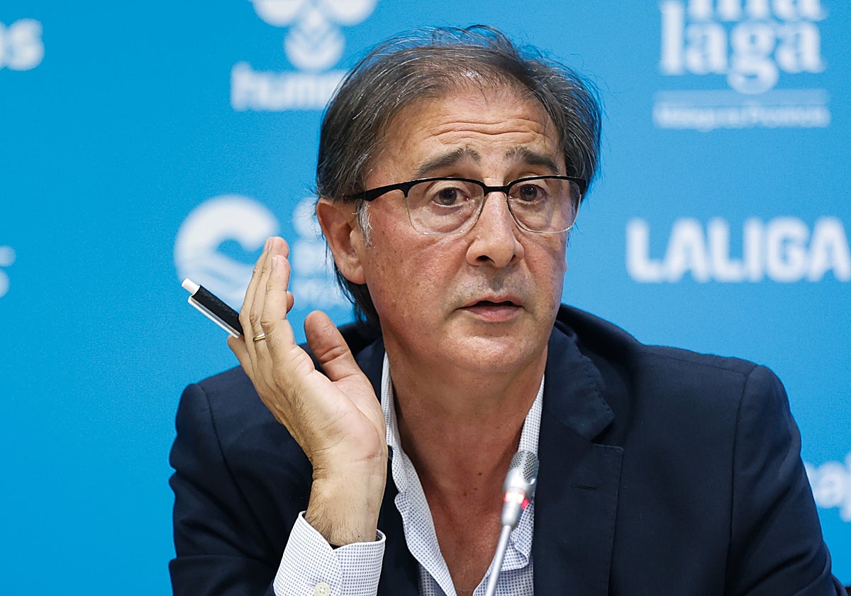 Loren Juarros, hablando en la rueda de prensa de renovación de David Larrubia.