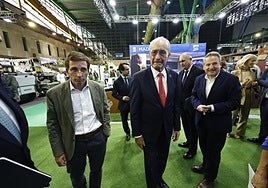 Durante el paseo por la exposición del Foro Greencities, Martínez-Almeida, De la Torre, y el gerente de la EMT, Miguel Ruiz.