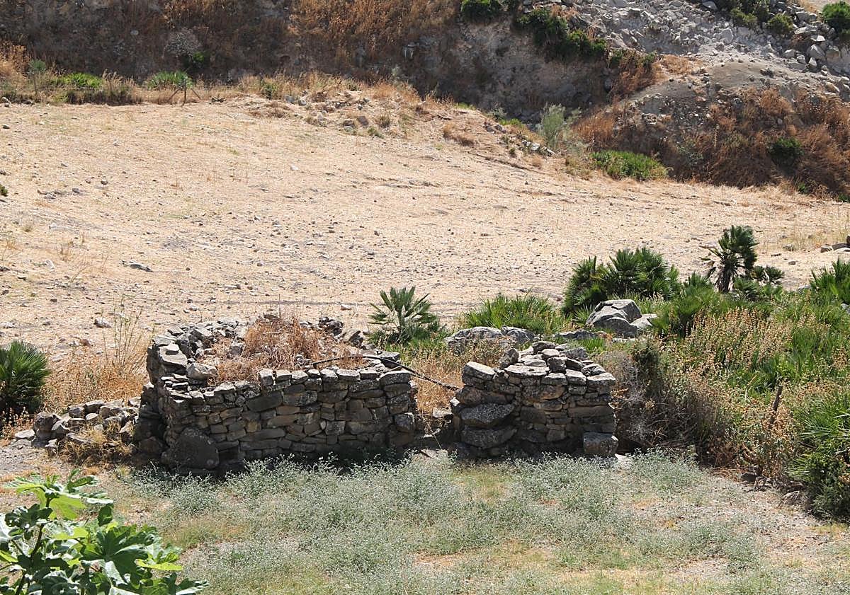 Imagen principal - Se conserva parte de una torre cuadrangular en la parte más alta.
