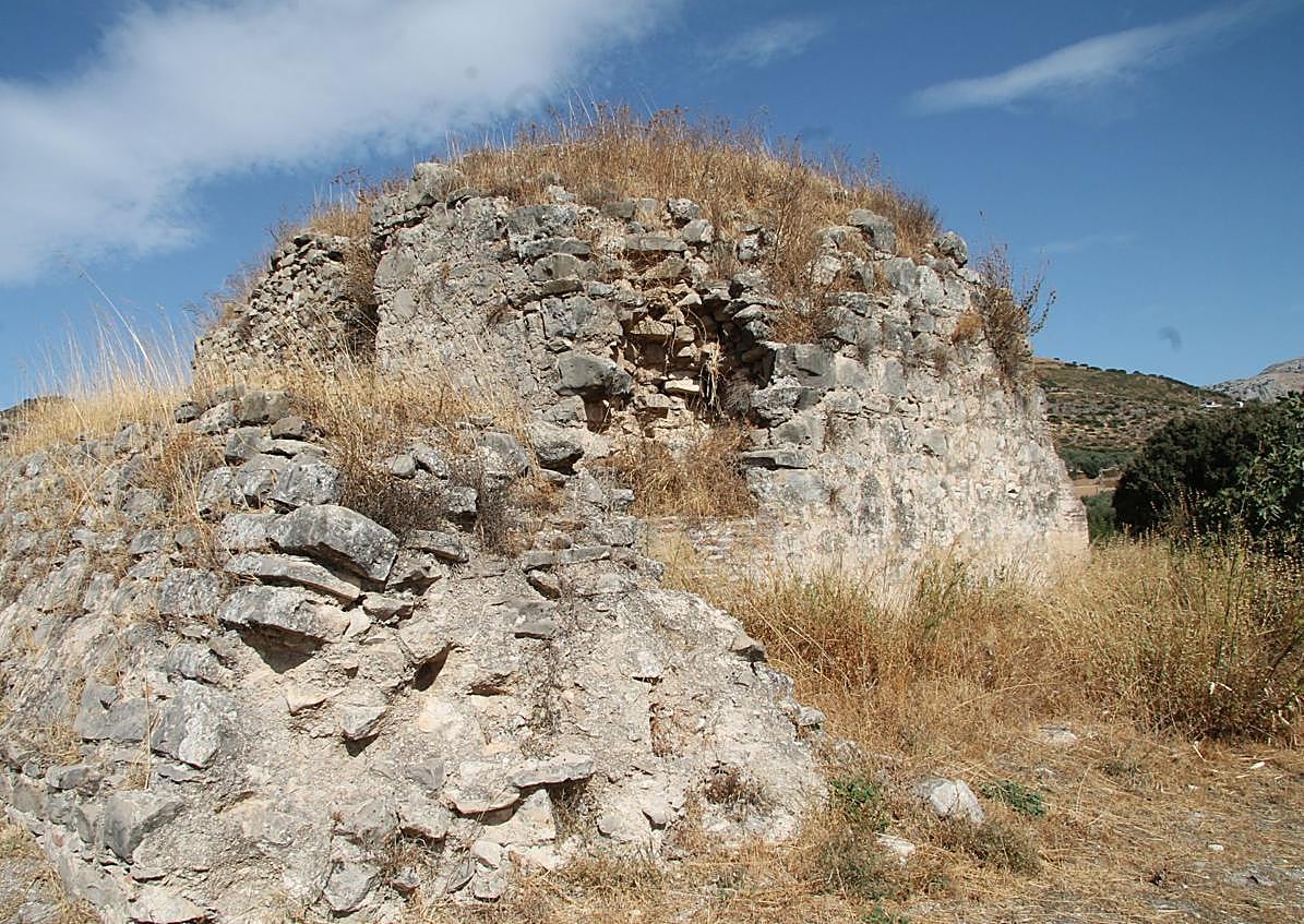 Imagen secundaria 1 - Se conserva parte de una torre cuadrangular en la parte más alta.