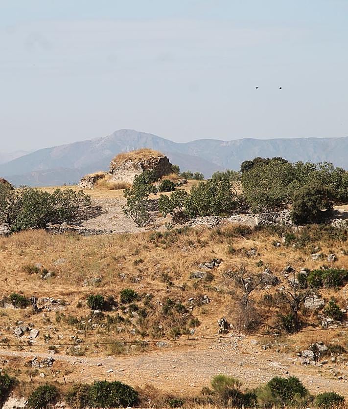 Imagen secundaria 2 - Se conserva parte de una torre cuadrangular en la parte más alta.