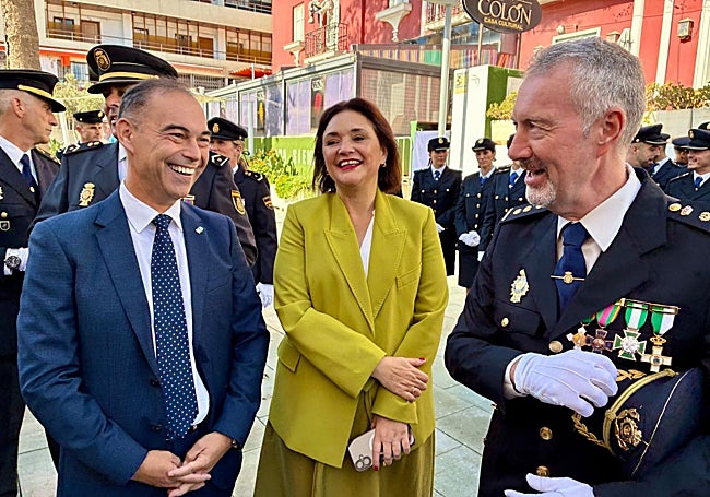 Los dos alcaldes y el comisario jefe.