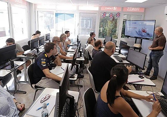 Imagen de archivo de uno de los cursos de IA ofrecido por la Junta.