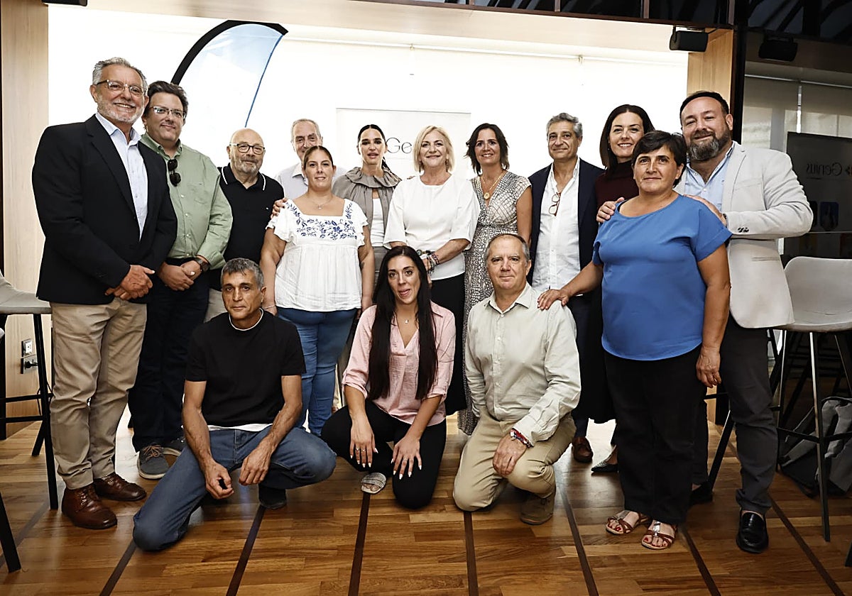 Foto de familia de organizadores, productores y periodistas.