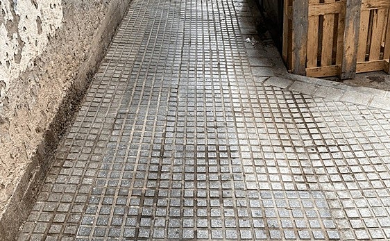 Vista de la suciedad incrustada en el suelo.