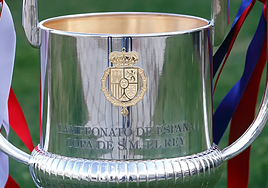 El trofeo de la Copa del Rey de fútbol.