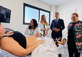 El presidente de la Junta, Juanma Moreno, y la alcaldesa de Fuengirola, Ana Mula, en el centro de salud de Los Boliches.