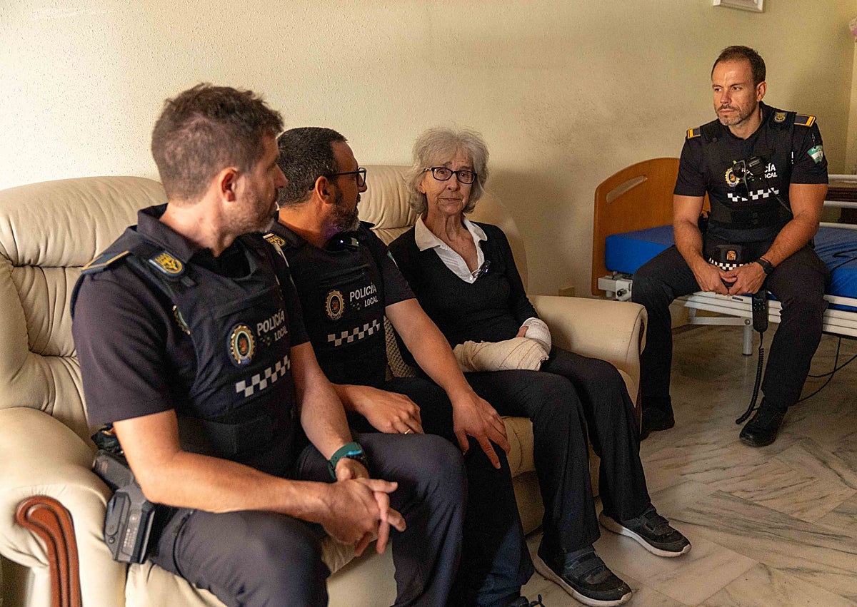 Imagen secundaria 1 - La cara más humana de la Policía: una cama ortopédica para María Elena, herida grave en un atropello