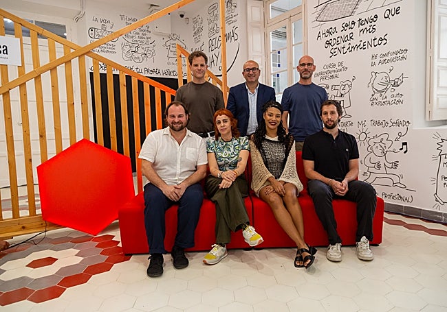 Los artistas de las exposiciones junto al vicepresidente de Cultura y el director de La Térmica.