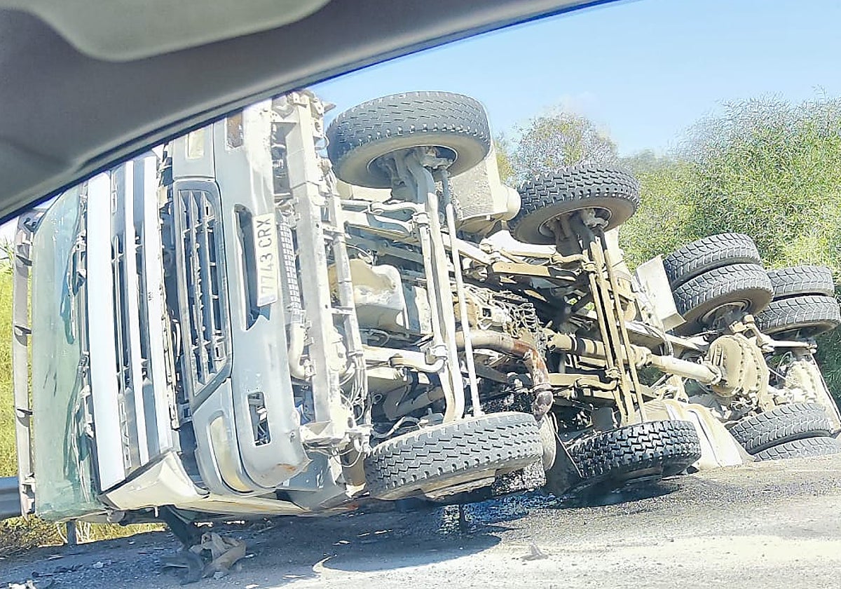 Vuelca un camión de hormigón en la entrada del Centro de Transportes de Mercancías de Málaga