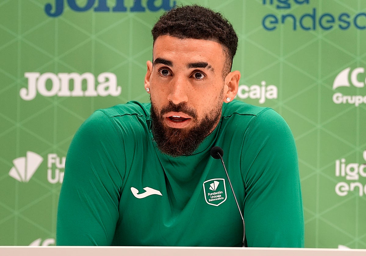 Duarte, en la sala de prensa del Carpena, atendiendo a los medios.