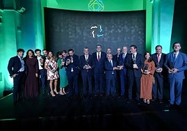 El consejero de Turismo posa con los premiados instantes al final de la gala, celebrada en Archidona.