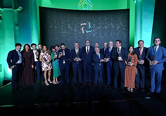 El consejero de Turismo posa con los premiados instantes al final de la gala, celebrada en Archidona.