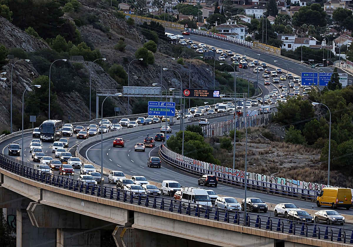 Caravana de coches en el acceso a Málaga desde Rincón de la Victoria en hora punta.