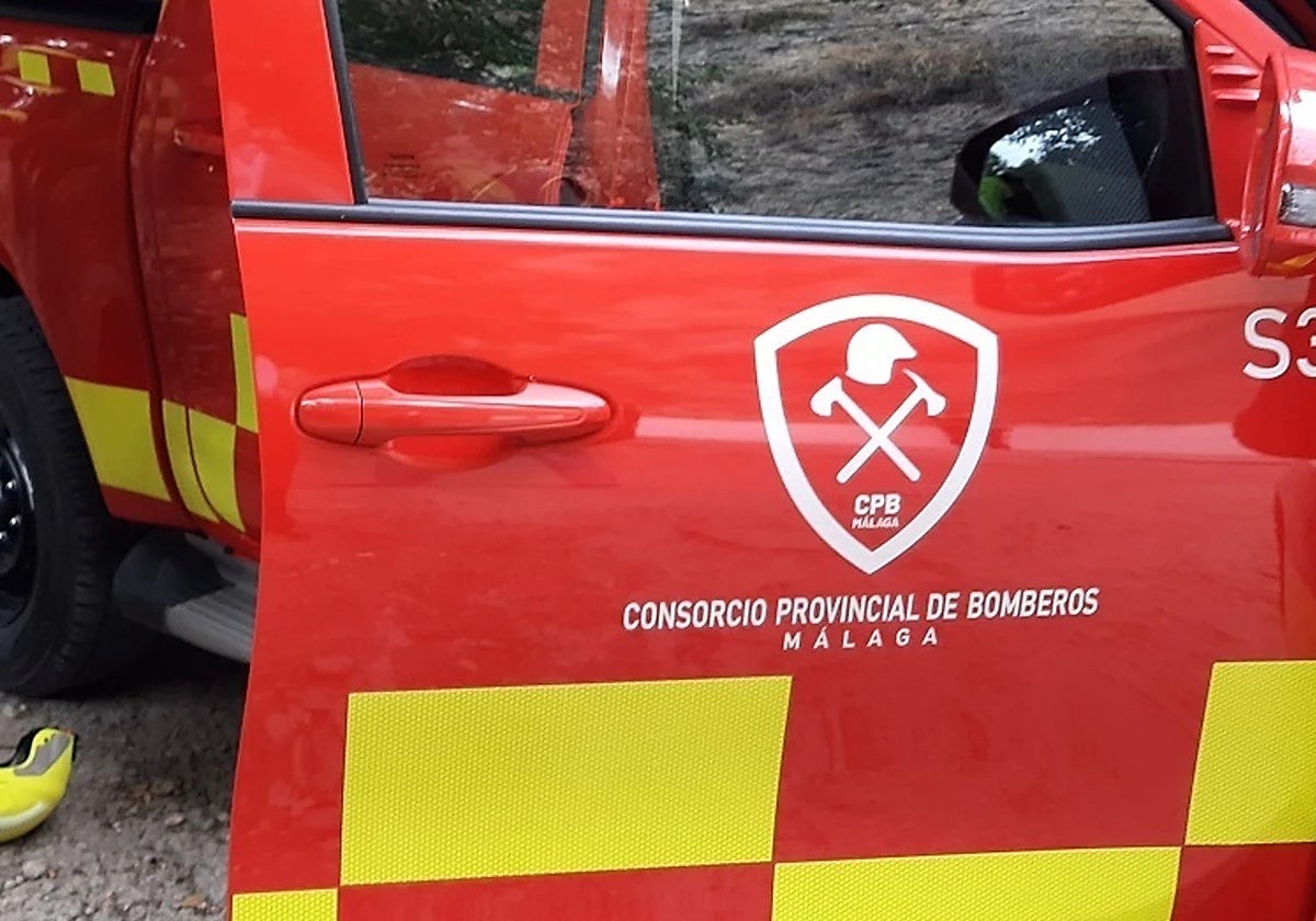 Operativo por tierra y aire tras el incendio de una mediana de la A-7 a su paso por Estepona
