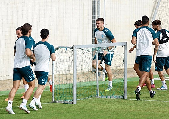 Los jugadores malaguistas, en la sesión de entrenamiento de este jueves en Arraijanal.