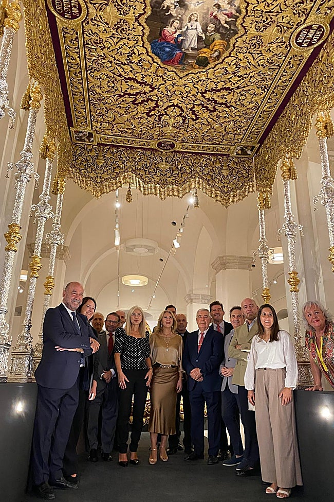 Del Pozo y España, junto al resto de autoridades, bajo el palio de la Virgen de la Trinidad.