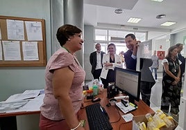 El presidente de la Junta saluda a una de las trabajadoras del centro de salud de La Carihuela.