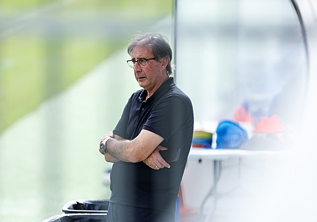 El director deportivo, Loren Juarros, testigo este jueves del entrenamiento en Arraijanal.