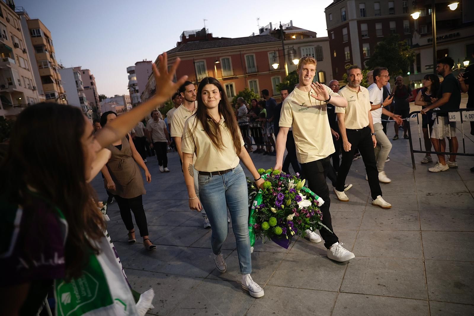 La ofrenda floral del Unicaja Baloncesto a la Virgen de la Victoria, en imágenes