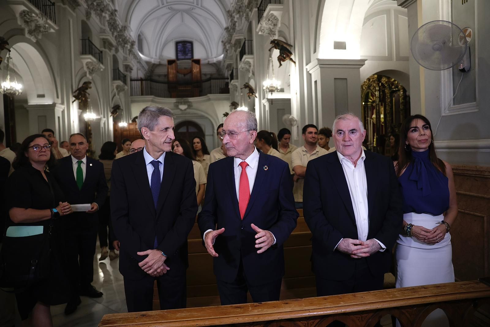 La ofrenda floral del Unicaja Baloncesto a la Virgen de la Victoria, en imágenes