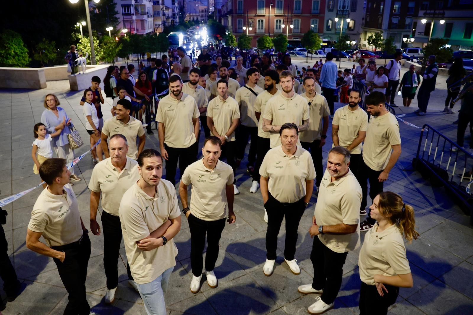 La ofrenda floral del Unicaja Baloncesto a la Virgen de la Victoria, en imágenes