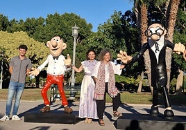 Guillermo, nieto de Ibáñez, con la alcaldesa, Nuria, una de las hijas del dibujante de tebeos y las figuras de Mortadelo y Filemón.