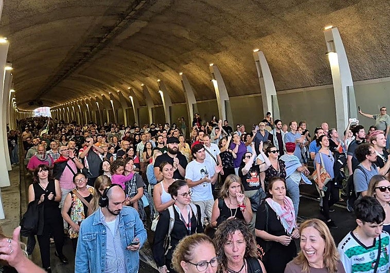 Los manifestantes, en el túnel de la Alcazaba.