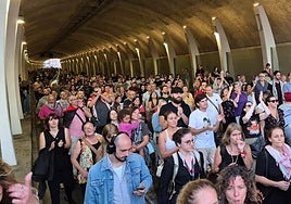 Los manifestantes, en el túnel de la Alcazaba.