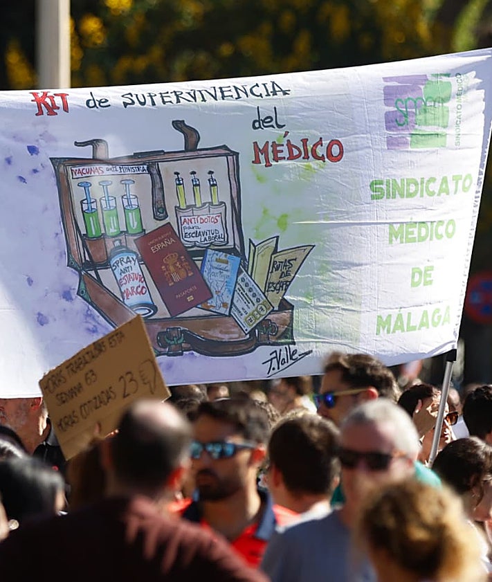 Imagen secundaria 2 - Los médicos malagueños respaldan de forma masiva la huelga para protestar contra el Estatuto Marco