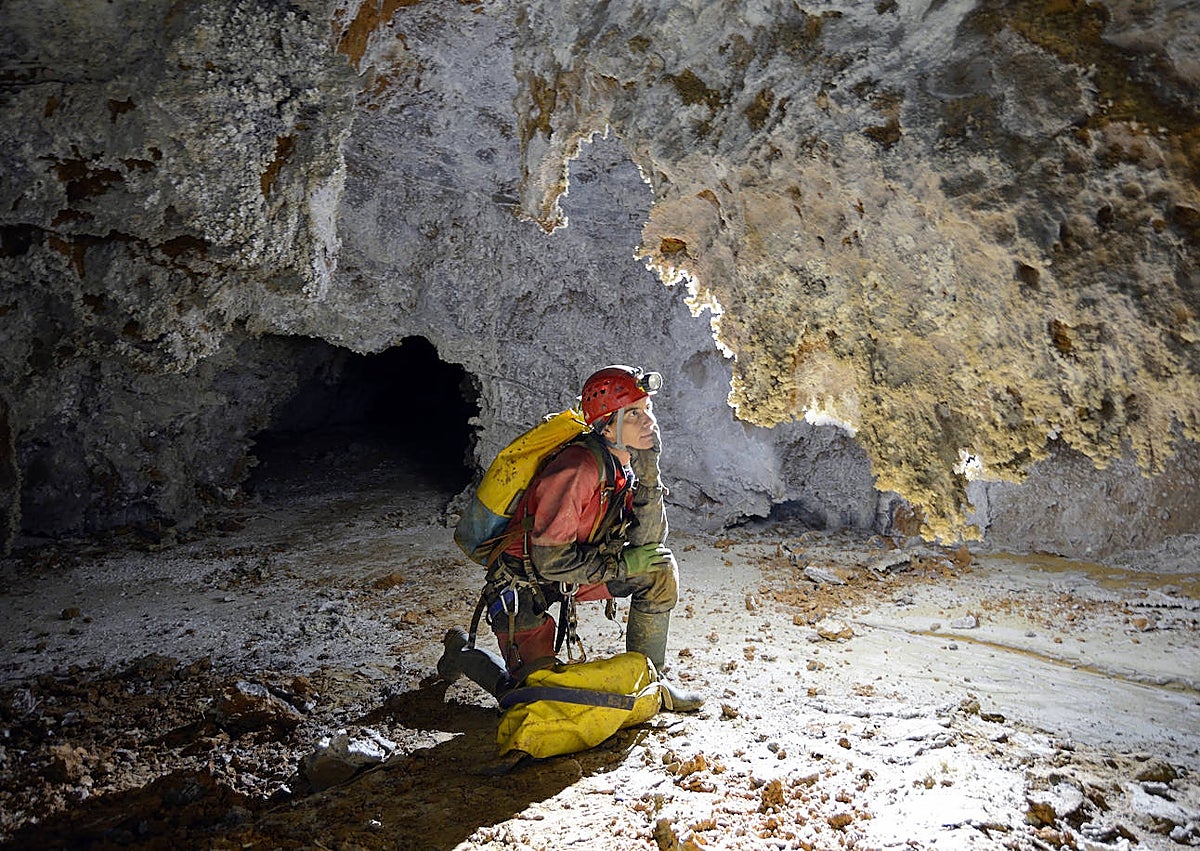 Imagen secundaria 1 - Descubren en la Sierra de las Nieves la mayor &#039;supercueva&#039; del sur de la Península Ibérica